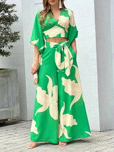 Camisa corta con cuello en V y mangas abullonadas con estampado bohemio, pantalones de pierna ancha y cintura alta, dos piezas